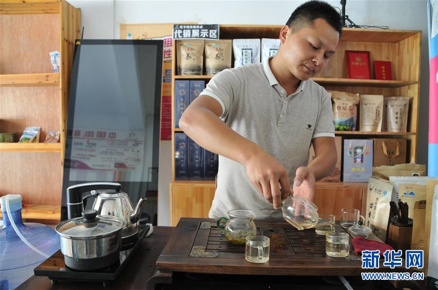 (在習(xí)近平新時代中國特色社會主義思想指引下——新時代新作為新篇章·總書記關(guān)心的百姓身邊事·圖文互動)(2)手機(jī)成為“新農(nóng)具” 莊戶人變“新店家”——農(nóng)村電商助力農(nóng)民豐收