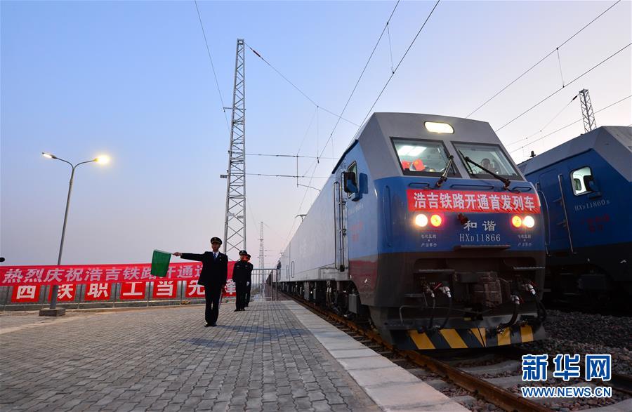 （經(jīng)濟）（1）縱貫?zāi)媳钡哪茉催\輸大通道浩吉鐵路開通運營