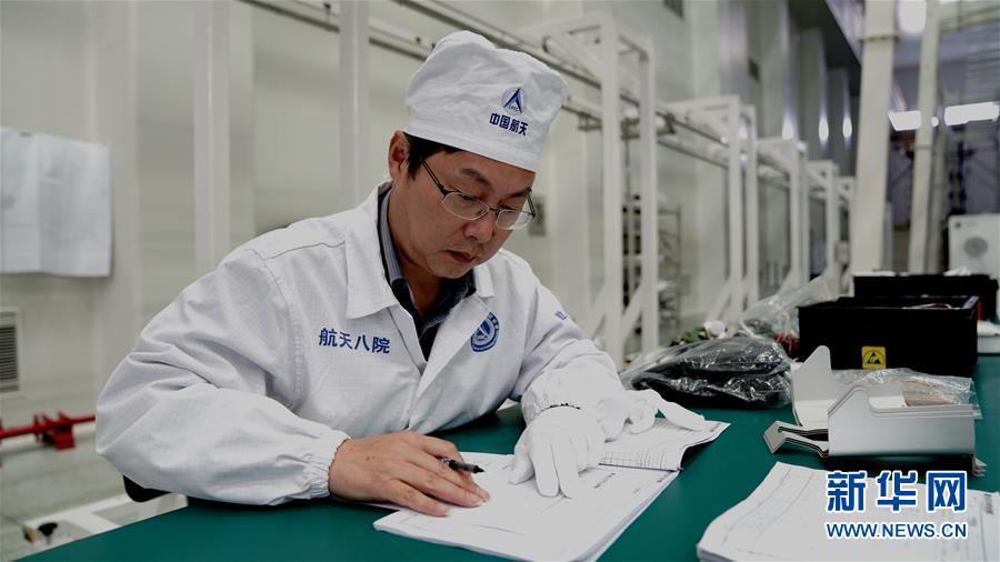 （德耀中華·圖文互動(dòng)）（2）王曙群：“腳踏實(shí)地、仰望星空”的大國(guó)工匠