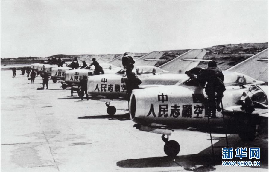 (新華全媒頭條·人民空軍70年·圖文互動(dòng))(3)陽光照耀奮飛的航程——黨中央、中央軍委和習(xí)主席關(guān)心人民空軍建設(shè)發(fā)展紀(jì)實(shí)