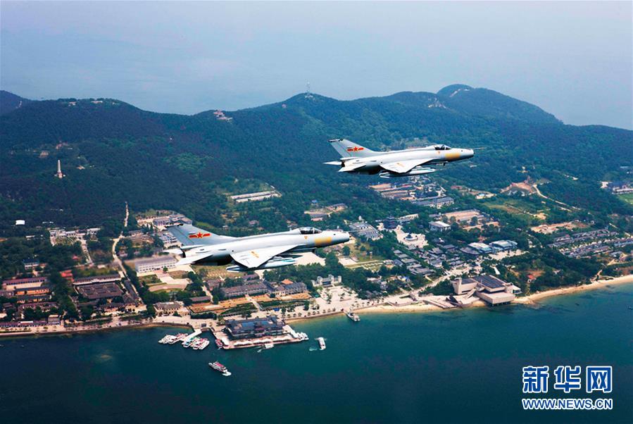 (新華全媒頭條·人民空軍70年·圖文互動(dòng))(11)陽光照耀奮飛的航程——黨中央、中央軍委和習(xí)主席關(guān)心人民空軍建設(shè)發(fā)展紀(jì)實(shí)