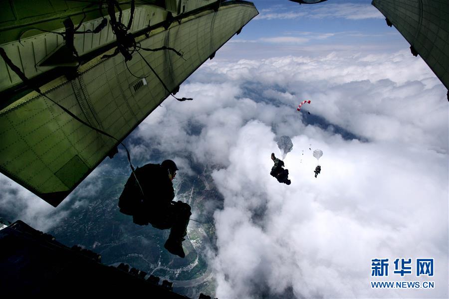 (新華全媒頭條·人民空軍70年·圖文互動(dòng))(12)陽光照耀奮飛的航程——黨中央、中央軍委和習(xí)主席關(guān)心人民空軍建設(shè)發(fā)展紀(jì)實(shí)