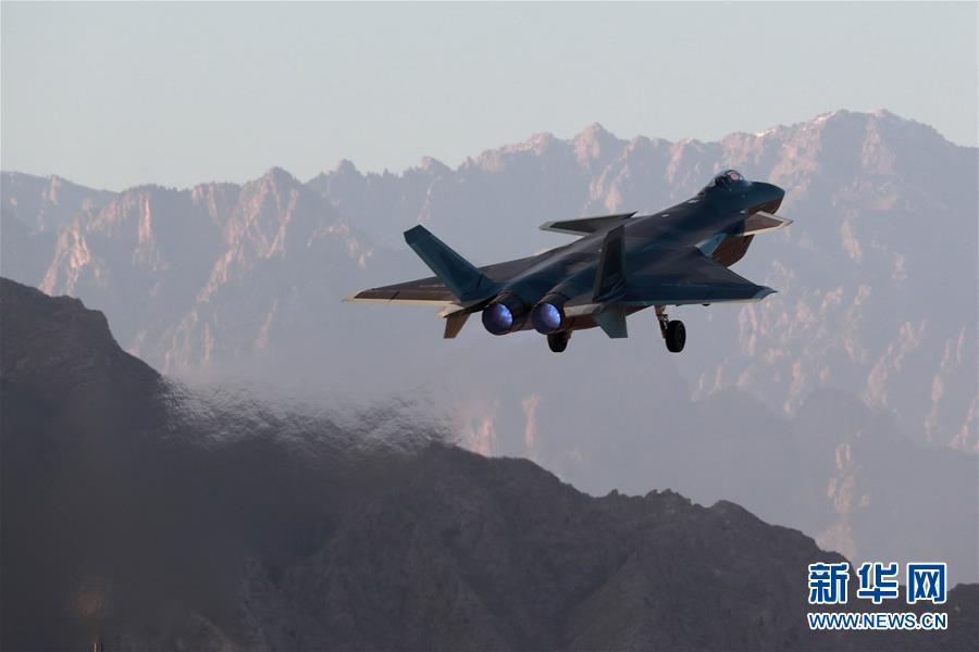 (新華全媒頭條·人民空軍70年·圖文互動(dòng))(14)陽光照耀奮飛的航程——黨中央、中央軍委和習(xí)主席關(guān)心人民空軍建設(shè)發(fā)展紀(jì)實(shí)