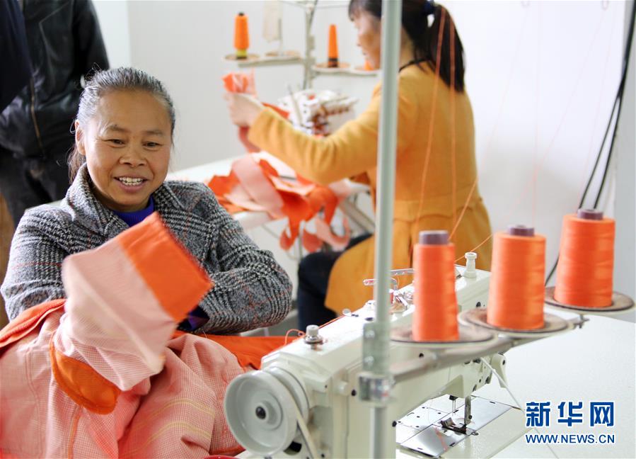 （四中全會精神在基層·圖文互動）（1）特寫：麻將桌“失業”記