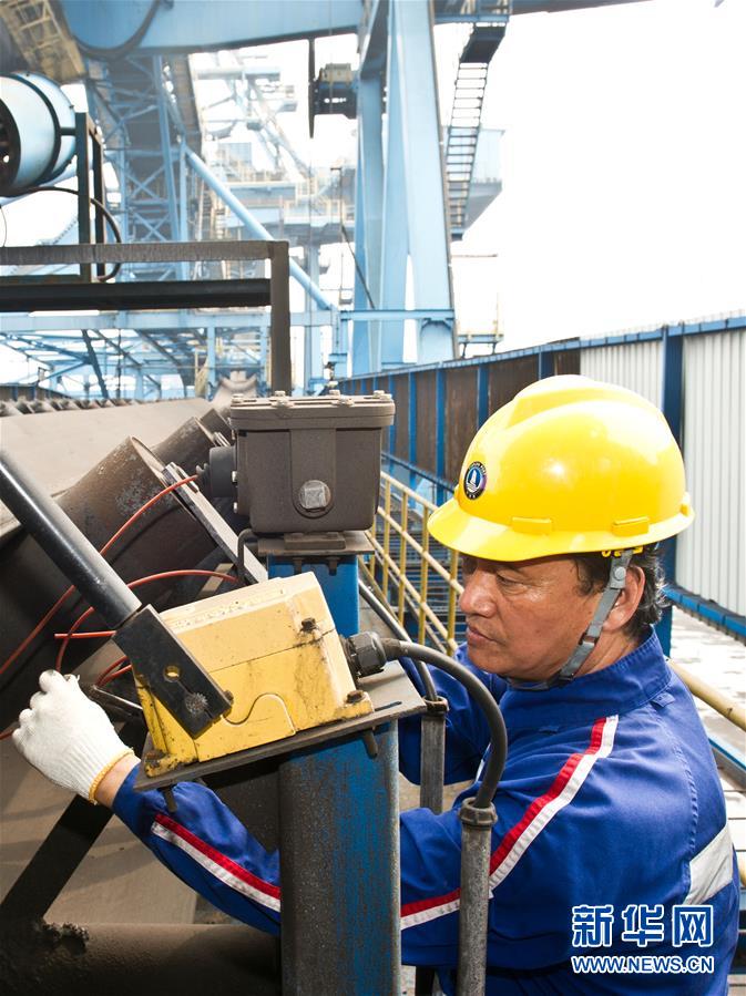 (愛國情 奮斗者·圖文互動)(1)錨定無悔奮進的航向——記港口創(chuàng)新路上的“藍(lán)領(lǐng)專家”孔祥瑞