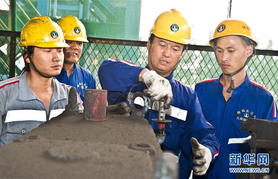 (愛國情 奮斗者·圖文互動)(2)錨定無悔奮進的航向——記港口創(chuàng)新路上的“藍(lán)領(lǐng)專家”孔祥瑞