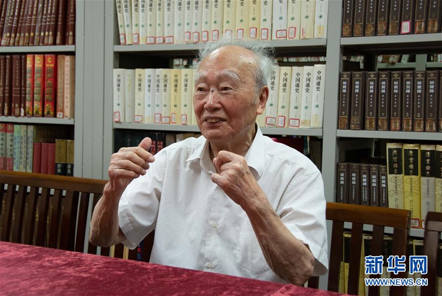 (新華全媒頭條·圖文互動)(5)滄海橫流 信仰彌堅——記共產黨員、湘潭大學九旬教授滄南