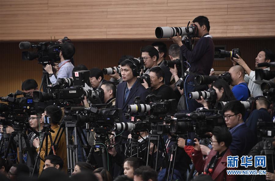 (兩會(huì)·XHDW)(9)商務(wù)部部長(zhǎng)鐘山等就“促進(jìn)形成強(qiáng)大國(guó)內(nèi)市場(chǎng) 推動(dòng)全方位對(duì)外開放”答記者問(wèn)