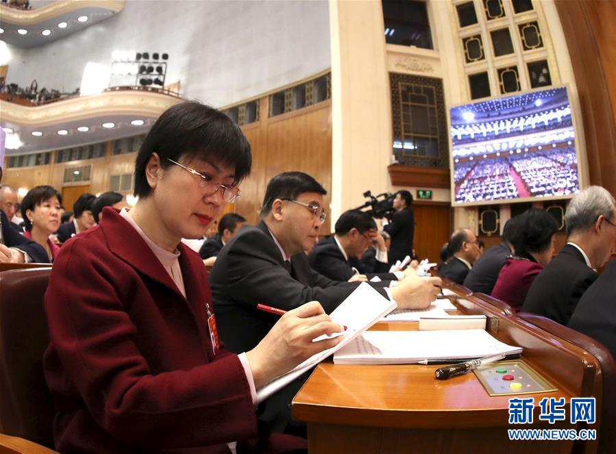 (兩會·圖片故事)(1)全國人大代表馬恒燕:讓城鄉(xiāng)學生共享“互聯(lián)網(wǎng)+教育”優(yōu)質(zhì)資源
