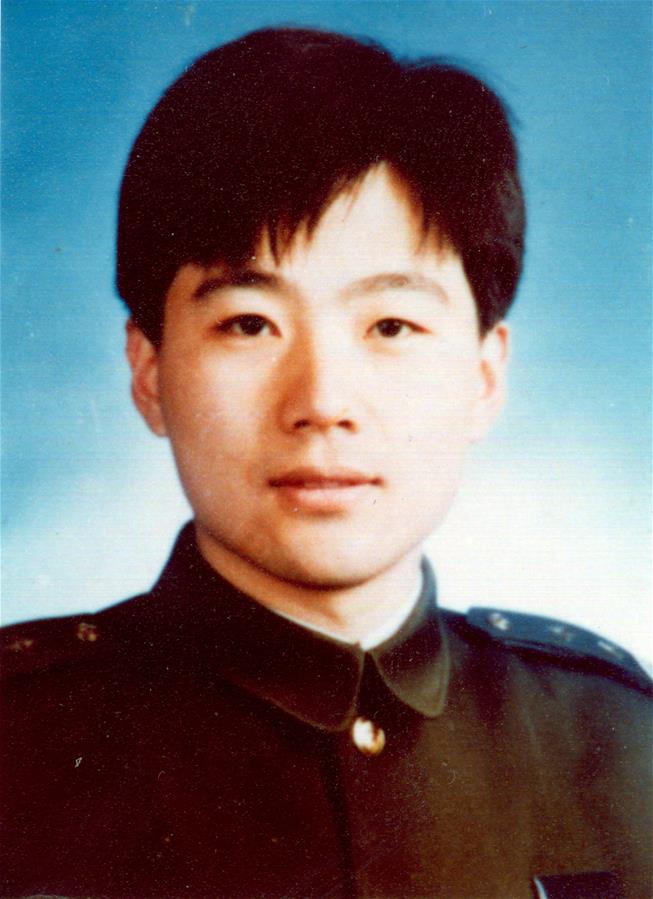 (為了民族復興·英雄烈士譜·圖文互動)民警袁時光:手捂傷口追趕歹徒壯烈殉職