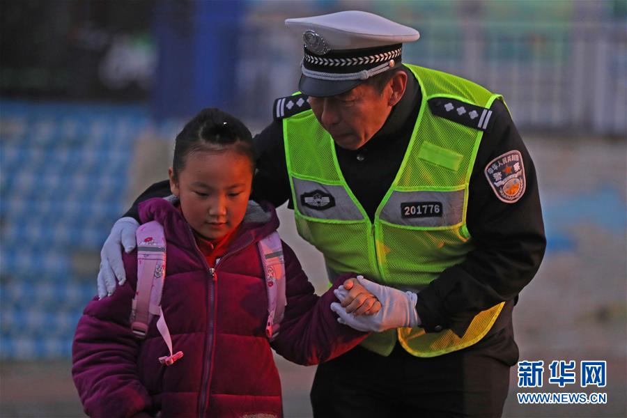 （新春走基層·圖文互動）（1）老楊貓腰護學(xué)：20米走了33年