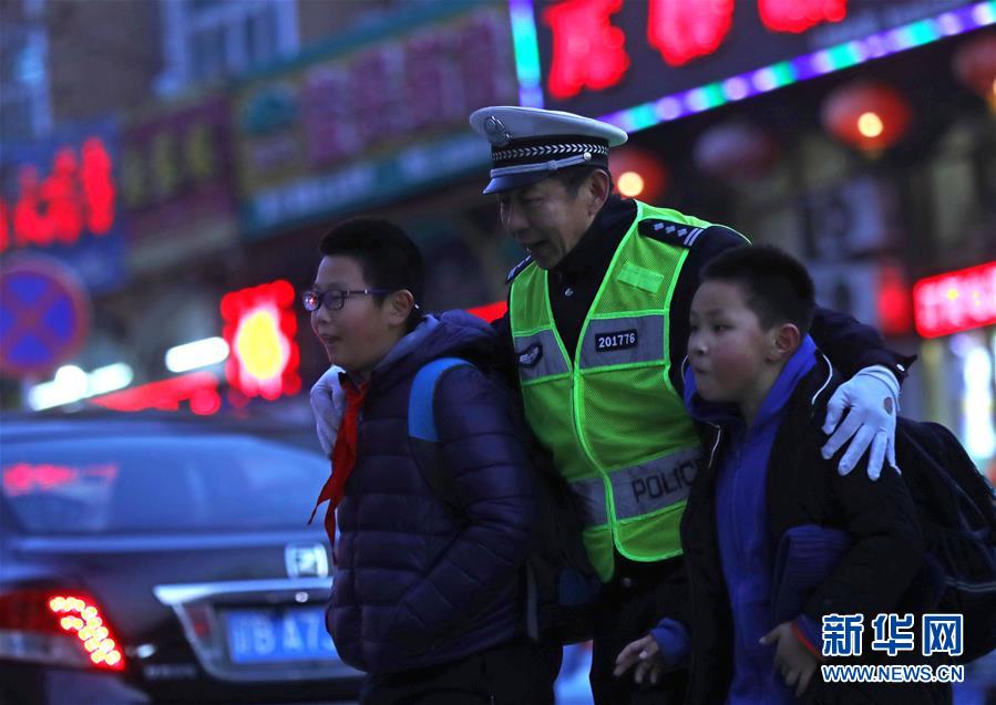 （新春走基層·圖文互動）（2）老楊貓腰護學(xué)：20米走了33年