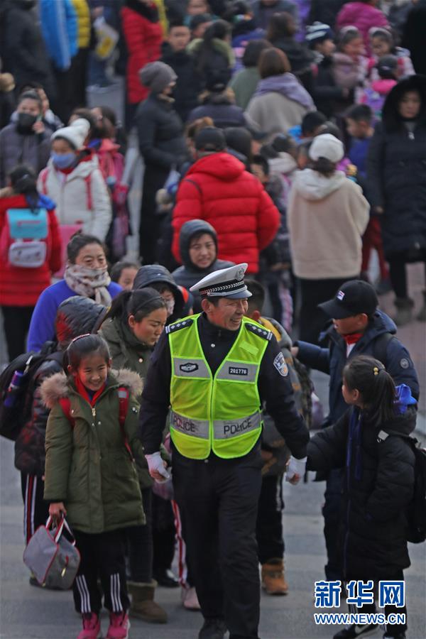 （新春走基層·圖文互動）（3）老楊貓腰護學(xué)：20米走了33年