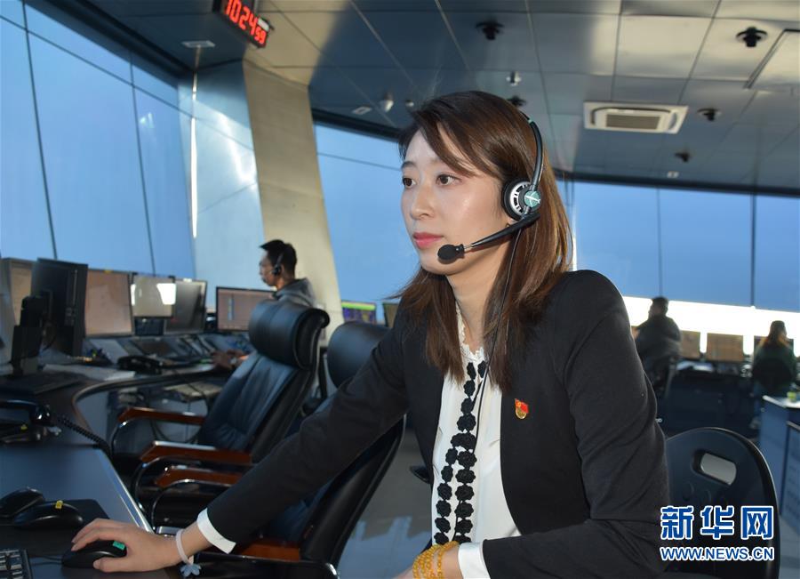 （關(guān)注春運·圖文互動）在崗一分鐘，保證安全60秒——記守護遠(yuǎn)航客機的“燈塔”管制員