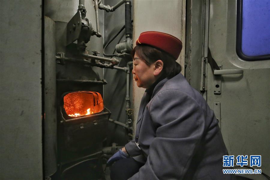 (新春走基層·圖文互動)(2)小康路上,與“小慢車”同行——長白山區綠皮火車二三事