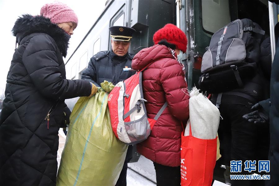(新春走基層·圖文互動)(4)小康路上,與“小慢車”同行——長白山區綠皮火車二三事