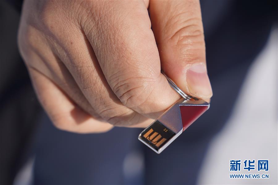 (新春走基層·圖文互動)(6)小鎮里的“U盤書記”