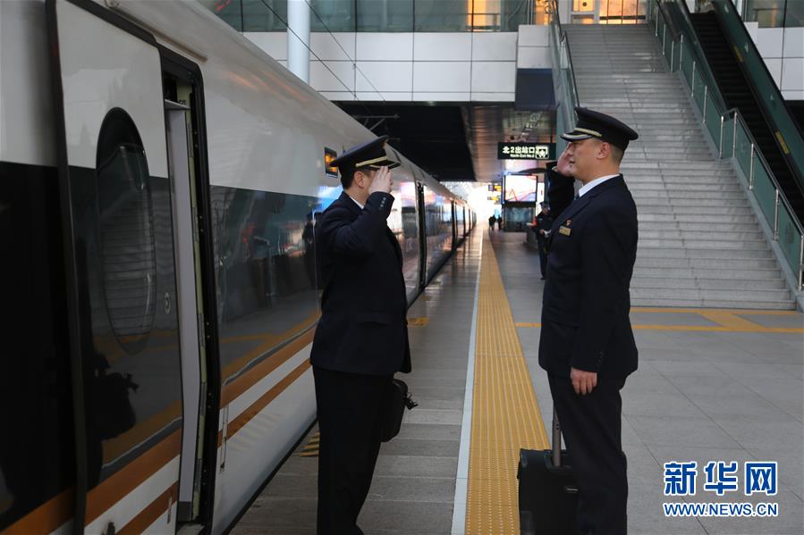 (新春走基層·圖文互動)(2)超前的“年夜飯”