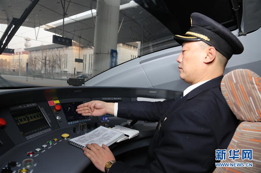 (新春走基層·圖文互動)(3)超前的“年夜飯”