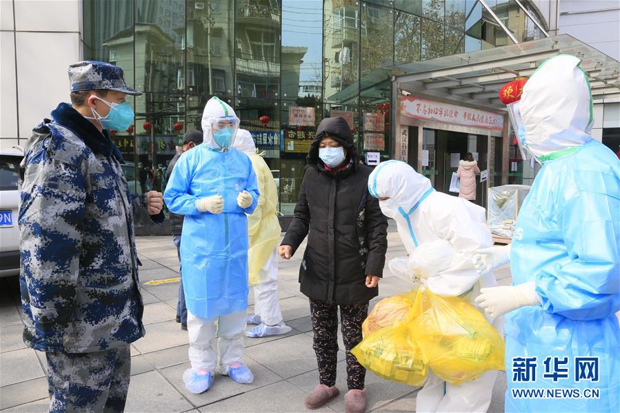 （新華全媒頭條·圖文互動）（1）黨旗，高高飄揚(yáng)在防控疫情斗爭第一線——各級黨組織和廣大黨員干部投身疫情防控阻擊戰(zhàn)紀(jì)實(shí)