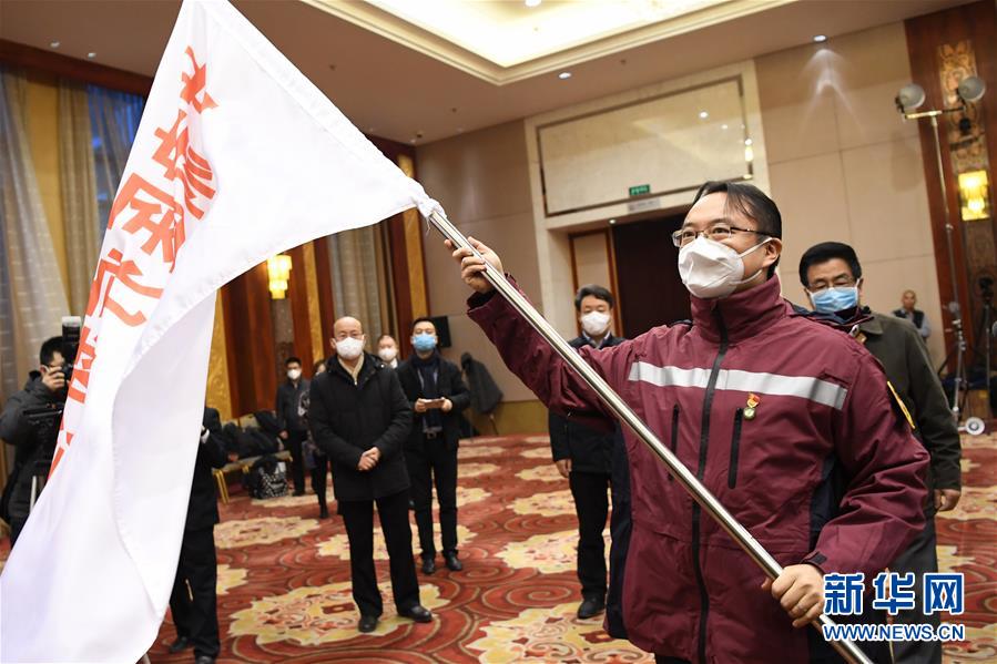 （新華全媒頭條·圖文互動）（3）黨旗，高高飄揚(yáng)在防控疫情斗爭第一線——各級黨組織和廣大黨員干部投身疫情防控阻擊戰(zhàn)紀(jì)實(shí)