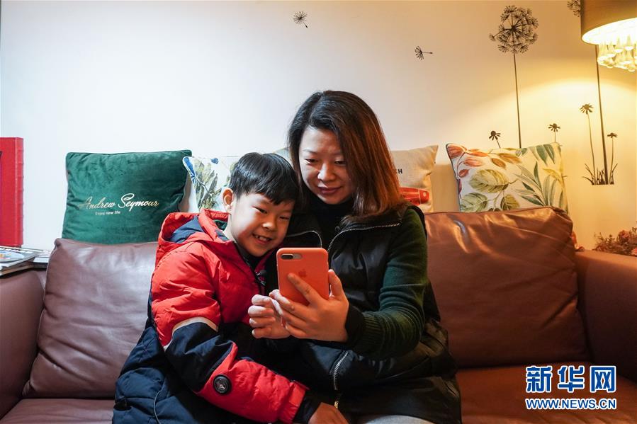 （聚焦疫情防控·圖文互動）（1）無法握手，但始終并肩