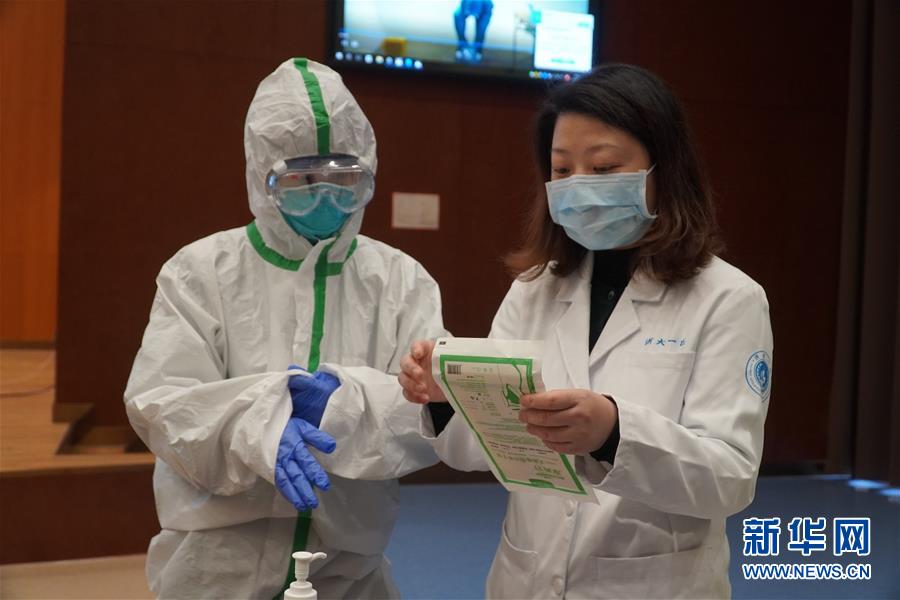 （聚焦疫情防控·圖文互動）（4）無法握手，但始終并肩