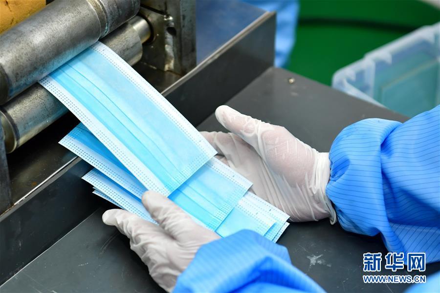 (聚焦疫情防控·圖文互動(dòng))(3)和時(shí)間賽跑——山西防疫緊缺物資生產(chǎn)一線見(jiàn)聞