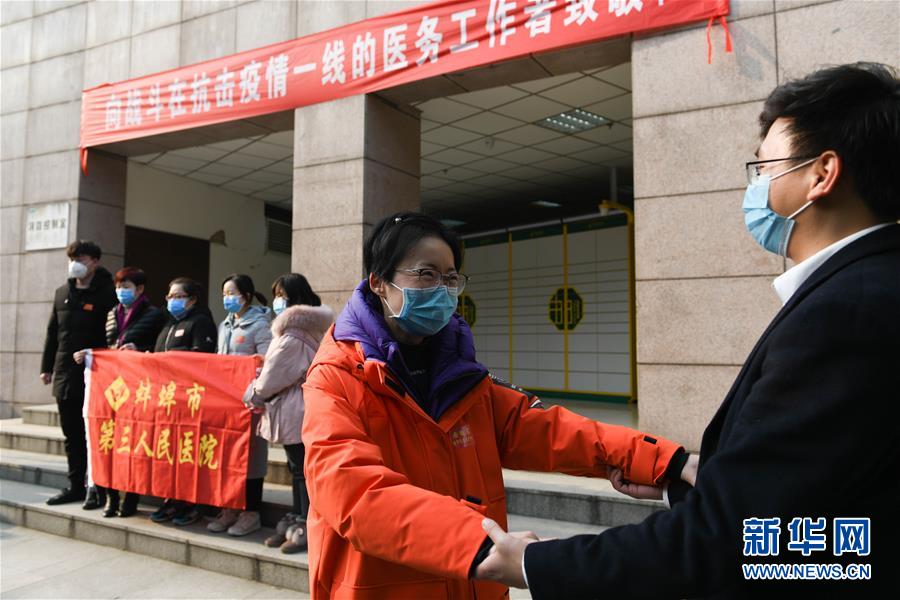 (在習(xí)近平新時(shí)代中國(guó)特色社會(huì)主義思想指引下——新時(shí)代新作為新篇章·習(xí)近平總書(shū)記關(guān)切事·圖文互動(dòng))(7)當(dāng)億萬(wàn)只手緊握在一起……——戰(zhàn)“疫”一線感受中國(guó)力量