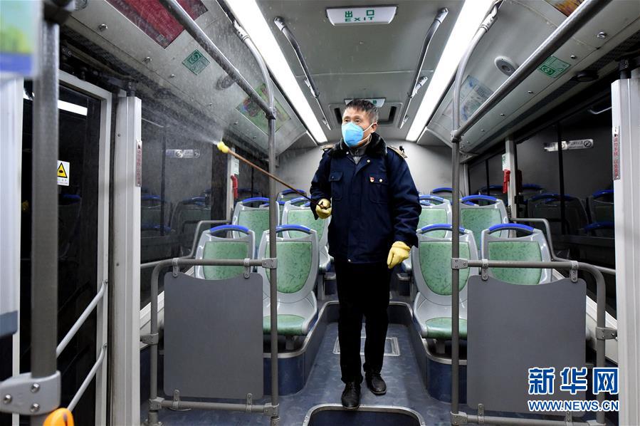 (在習近平新時代中國特色社會主義思想指引下——新時代新作為新篇章·習近平總書記關切事·圖文互動)(5)當億萬只手緊握在一起……——戰“疫”一線感受中國力量