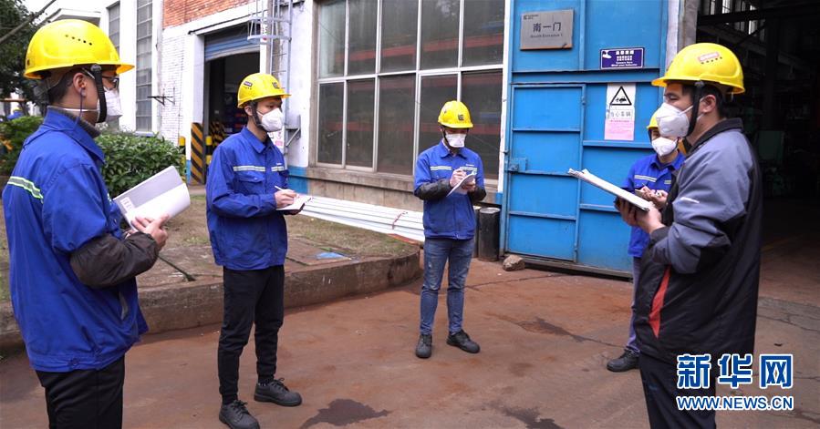 (來自經濟前沿的故事·企業(yè)復工復產·圖文互動)(3)戴口罩、測體溫進公司——廣西柳工復工見聞
