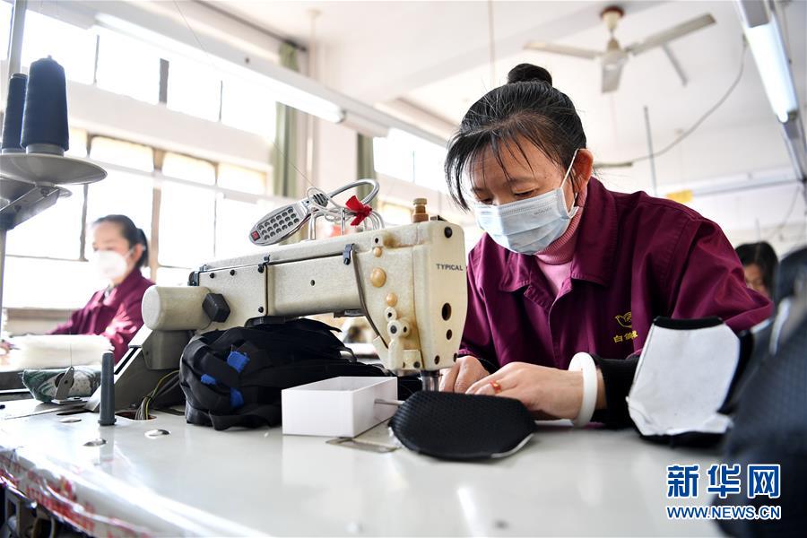 （圖文互動）（4）為防控疫情添磚加瓦——山西企業“跨界”生產防疫物資見聞