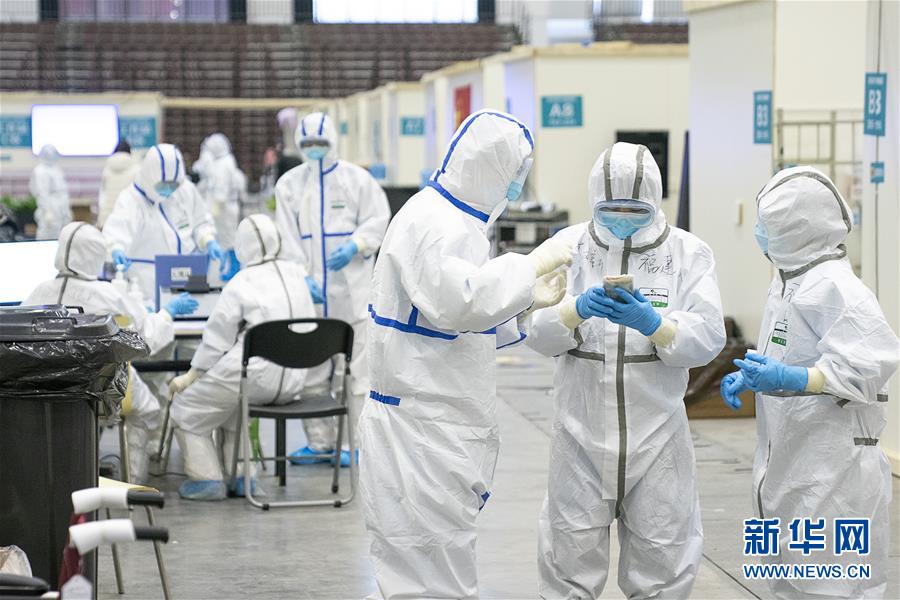 (新華全媒頭條·圖文互動(dòng))(2)火線上的中流砥柱——獻(xiàn)給奮戰(zhàn)在抗疫一線的醫(yī)務(wù)工作者