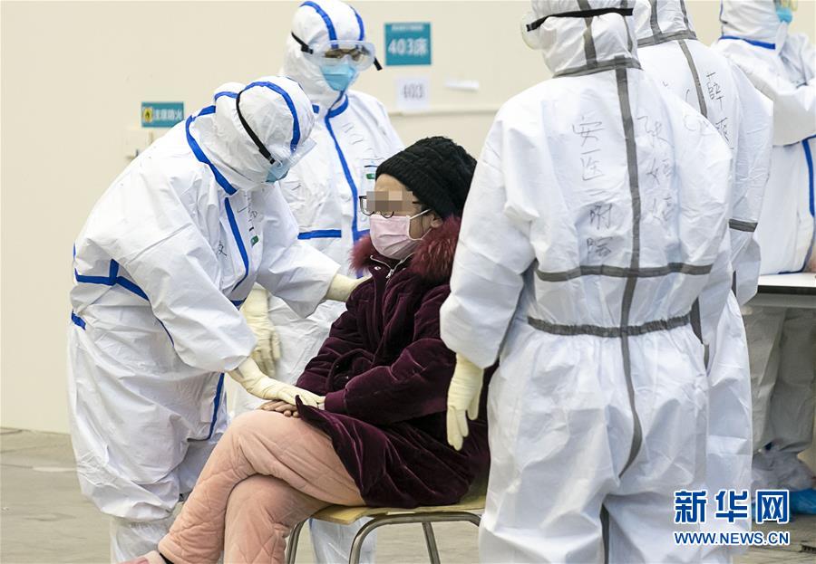 (新華全媒頭條·圖文互動(dòng))(3)火線上的中流砥柱——獻(xiàn)給奮戰(zhàn)在抗疫一線的醫(yī)務(wù)工作者