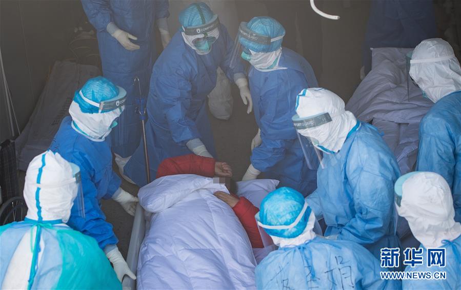 (新華全媒頭條·圖文互動(dòng))(8)火線上的中流砥柱——獻(xiàn)給奮戰(zhàn)在抗疫一線的醫(yī)務(wù)工作者