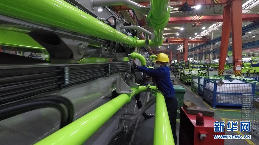 （圖文互動）（1）吃粉擼串，商圈“打卡”，動車出廠——湖南“標(biāo)簽”復(fù)蘇記