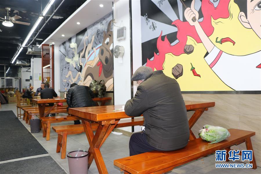 （圖文互動）（5）吃粉擼串，商圈“打卡”，動車出廠——湖南“標(biāo)簽”復(fù)蘇記