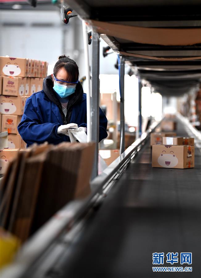 （聚焦疫情防控·圖文互動）（2）“一輛輛車出發(fā)，春暖花開的日子就不遠(yuǎn)了”——西北電商大縣陜西省武功縣復(fù)工見聞