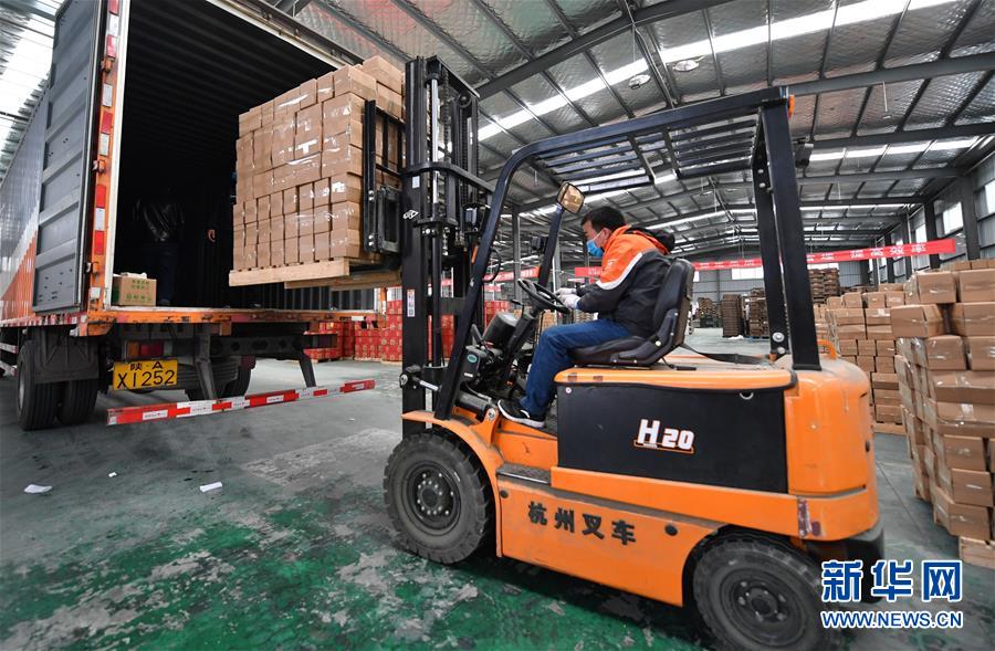 （聚焦疫情防控·圖文互動）（6）“一輛輛車出發(fā)，春暖花開的日子就不遠(yuǎn)了”——西北電商大縣陜西省武功縣復(fù)工見聞