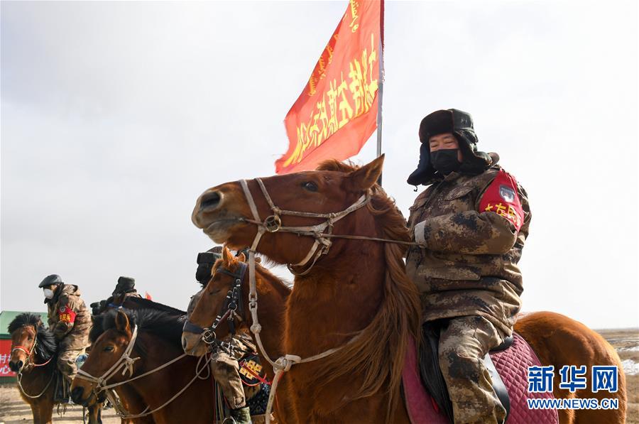 (聚焦疫情防控·圖文互動)(5)行進(jìn)在鄉(xiāng)間的馬背巡邏隊