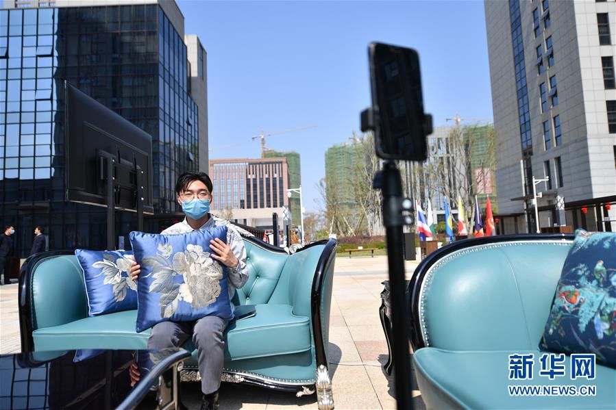 (圖文互動)(6)展會變直播 員工變網(wǎng)紅——千億元家具產(chǎn)業(yè)別樣復(fù)工復(fù)產(chǎn)路