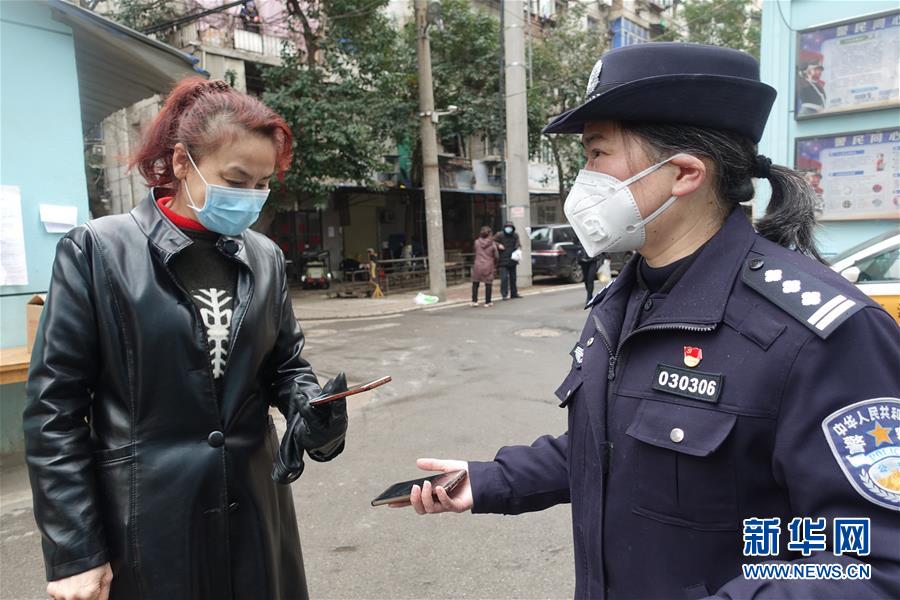 (一線抗疫群英譜·圖文互動)(1)民警王群:老舊小區里的抗疫“團”長
