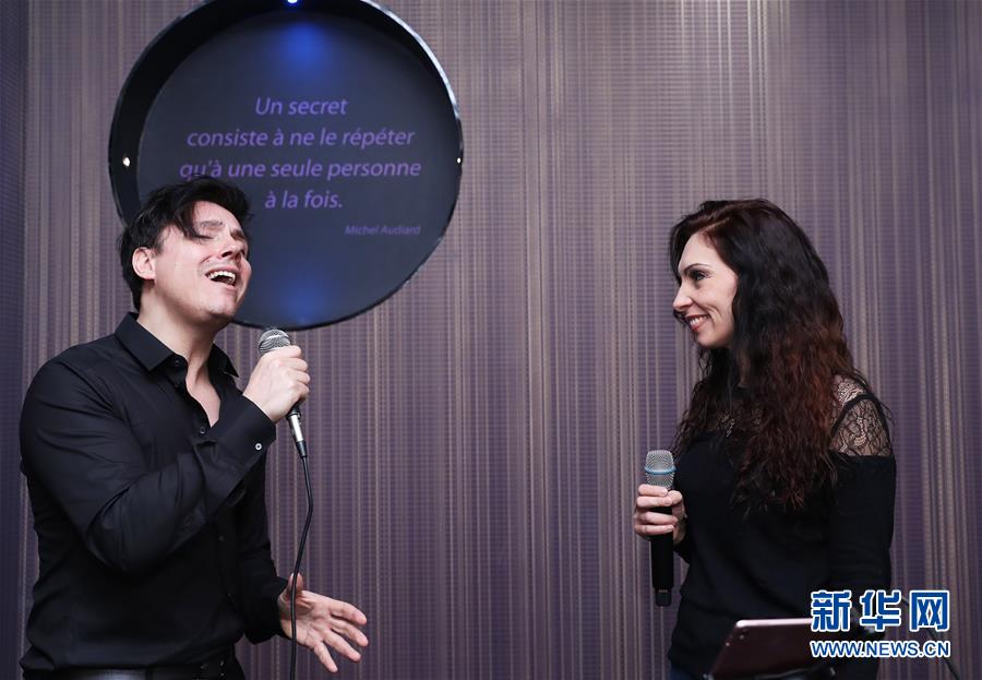 (國(guó)際·圖文互動(dòng))(2)通訊:手牽手,我們共同驅(qū)散陰霾——法國(guó)音樂人創(chuàng)作抗疫歌曲背后的故事