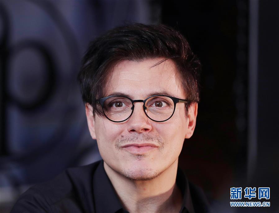 (國(guó)際·圖文互動(dòng))(6)通訊:手牽手,我們共同驅(qū)散陰霾——法國(guó)音樂人創(chuàng)作抗疫歌曲背后的故事