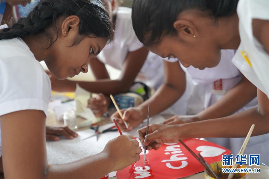 (國際·圖文互動(dòng))(4)通訊:“愛心是我們抗擊疾病最強(qiáng)的力量”——記斯里蘭卡德薇女子學(xué)校師生收到彭麗媛復(fù)信