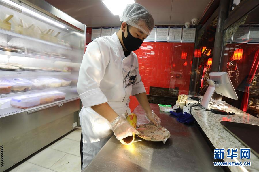 (圖文互動)(4)特寫:限人數、分餐吃、用公筷——偏遠小城“吃飯”見聞