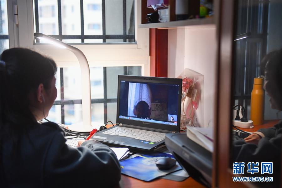 (新華全媒頭條·圖文互動)(10)守護天使 同心戰“疫”——各地多措并舉關愛一線醫務人員掃描