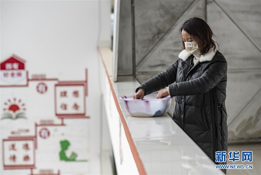 (新華全媒頭條·圖文互動(dòng))(3)特殊時(shí)期,他們這樣履職——全國(guó)人大代表這個(gè)春天在行動(dòng)