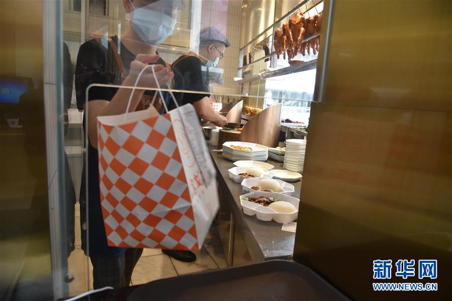 (聚焦復工復產·圖文互動)(4)觸網接單、開發簡餐、直播賣貨——餐企換招自救