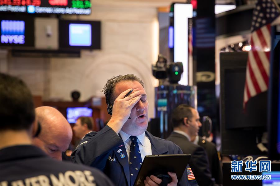 (國際)(3)紐約股市18日午間暴跌再度觸發(fā)熔斷機(jī)制